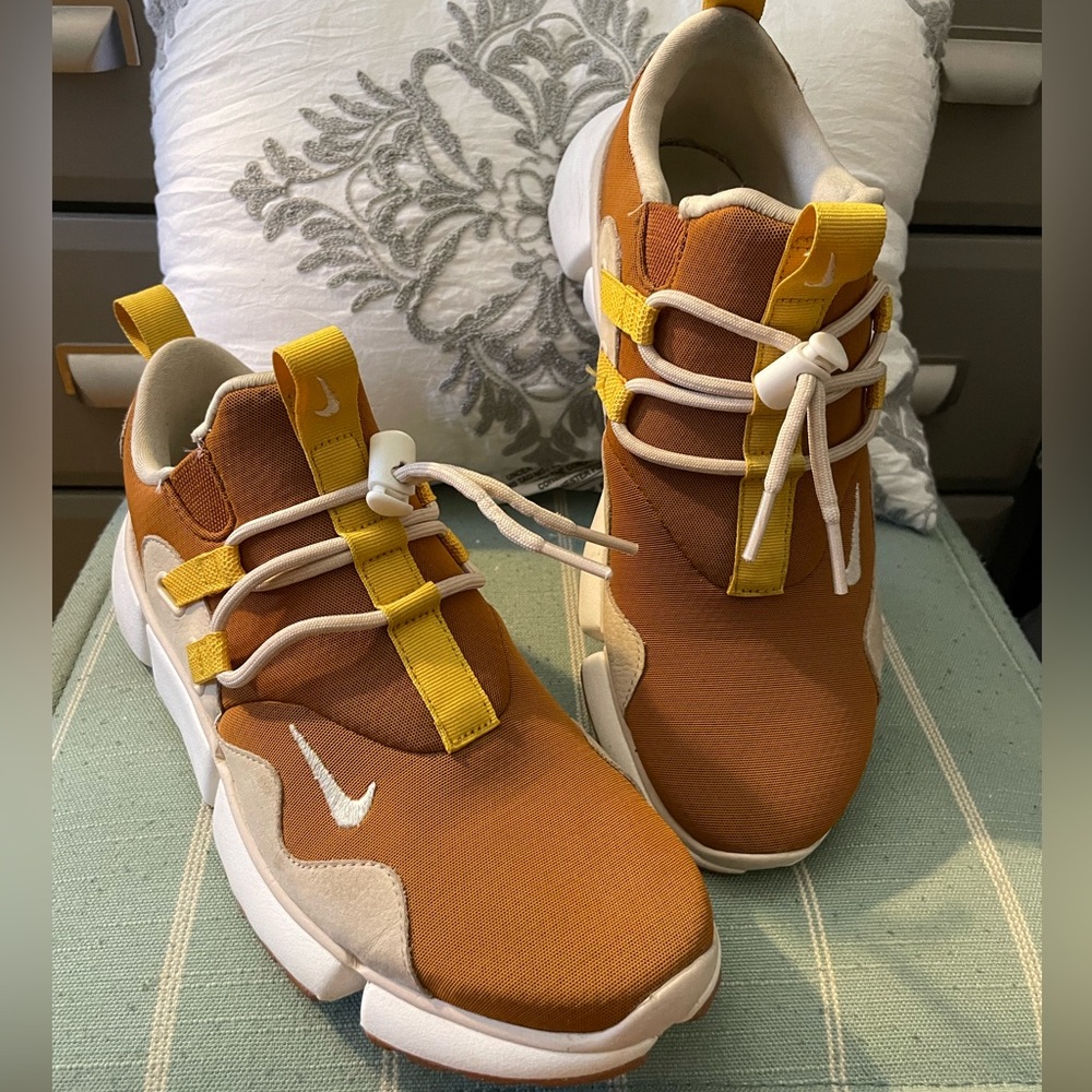 NIKE women sneakers size 10. PRICE IS FIRM.